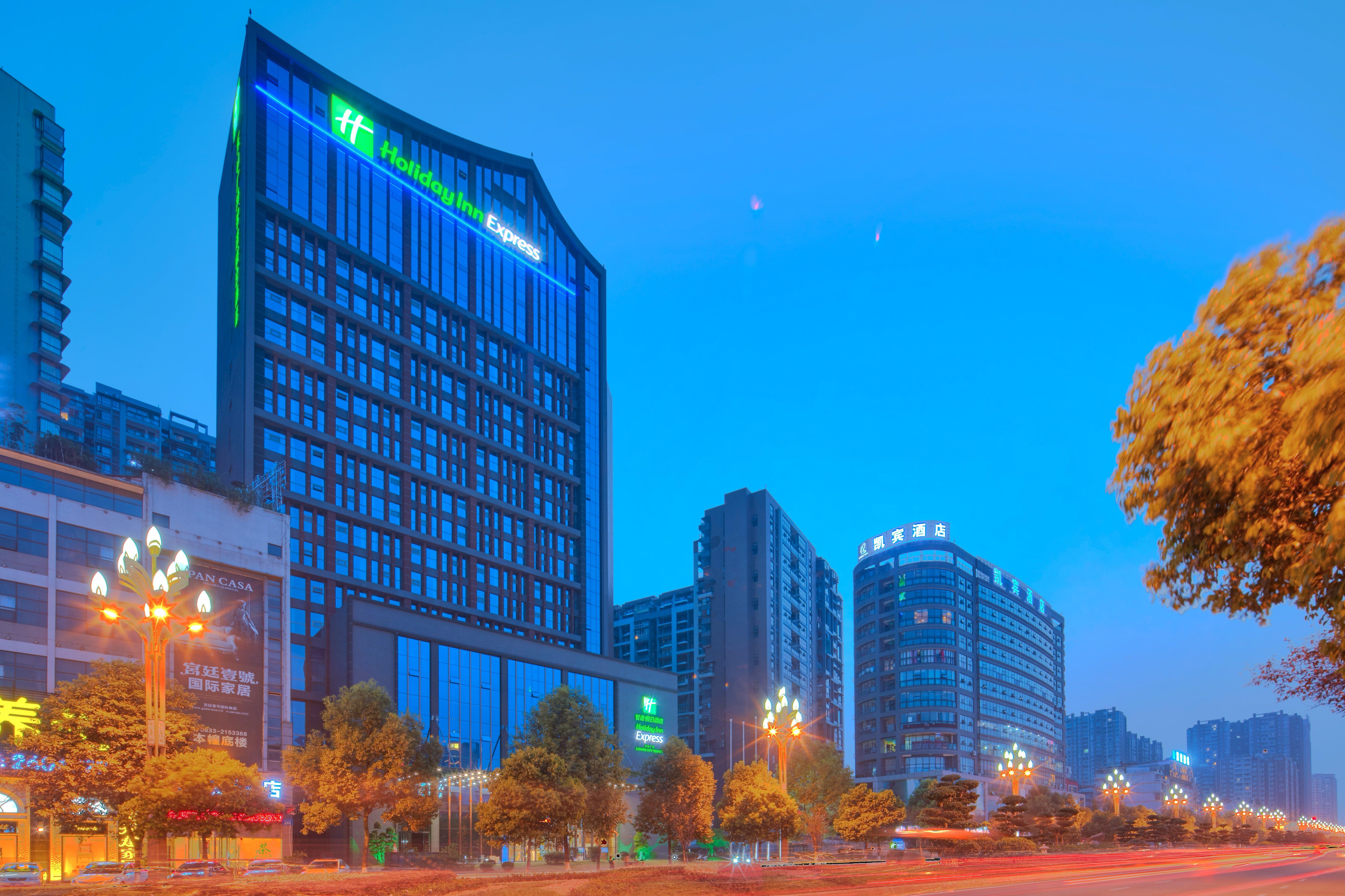 Holiday Inn Express Leshan City Square By Ihg High Speed Rail And Leshan Giant Buddha Exterior photo