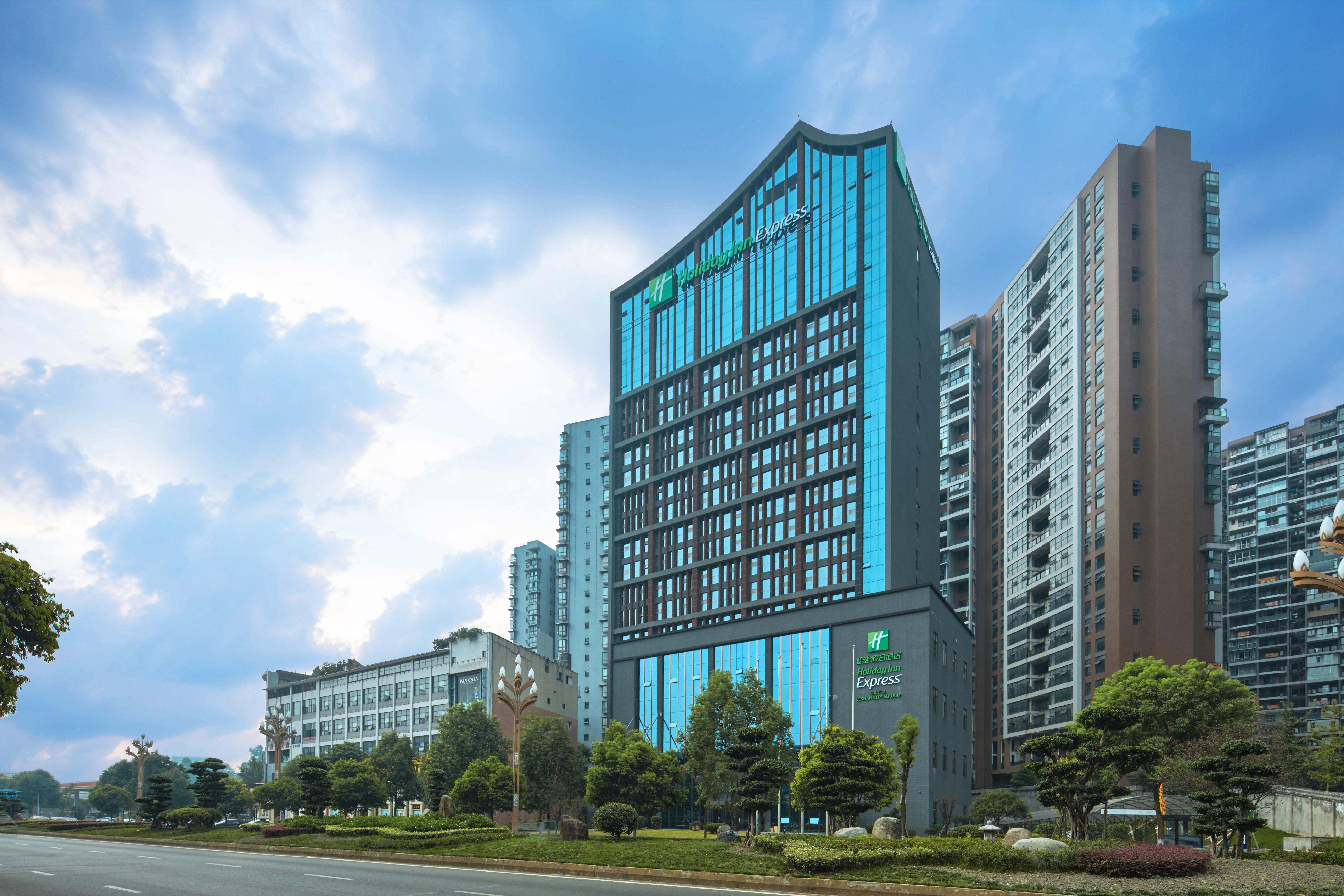 Holiday Inn Express Leshan City Square By Ihg High Speed Rail And Leshan Giant Buddha Exterior photo